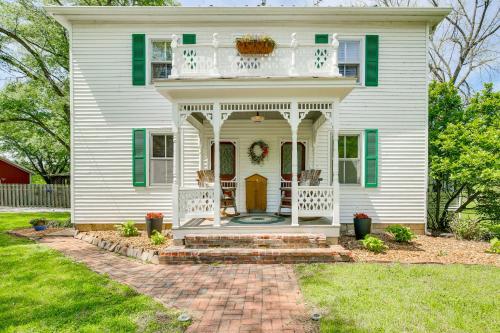 ‘Femme Osage Haus’ Getaway w/ Hot Tub in Augusta! in 密蘇里州華盛頓 (MO)