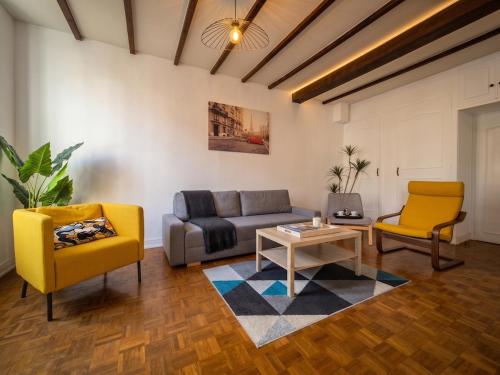 Danton, Terrace, house in city center