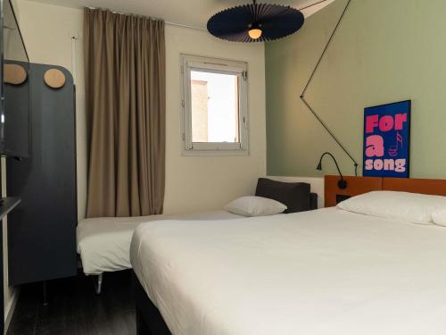 1 double bed, 1 twin bed