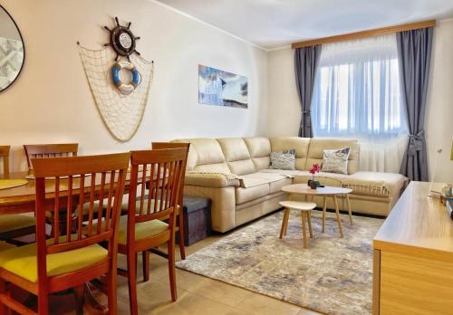 AZZURE NEST spacious 2Br Family Stay 350m to Beach Parking