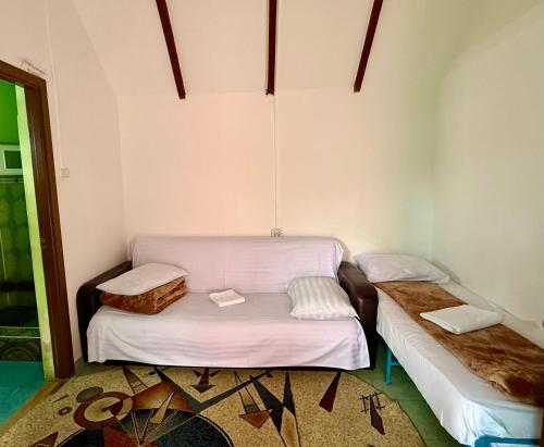 3 twin beds