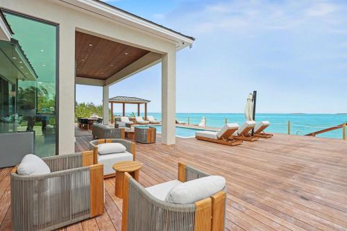 Ultra-Luxury NEW Villa on TarBay Oceanfront & Pool 6 Bedrooms! in Džordžtauna