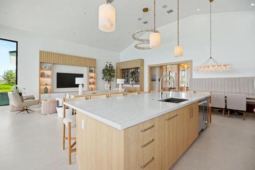 Ultra-Luxury NEW Villa on TarBay Oceanfront & Pool 6 Bedrooms! in Džordžtauna