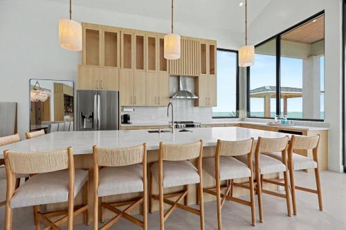 Ultra-Luxury NEW Villa on TarBay Oceanfront & Pool 6 Bedrooms! in Džordžtauna