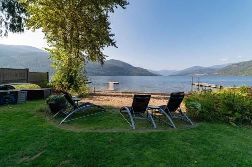 Christina Lake Lakefront, Hot Tub, Amazing Views in Christina Lake (BC)