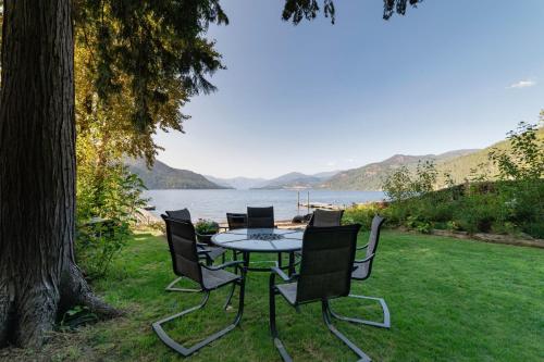Christina Lake Lakefront, Hot Tub, Amazing Views in Christina Lake (BC)