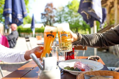 Restaurant, Schlosswirtschaft Moos, Zimmer mit Wirtshaus und Natur in Plattling