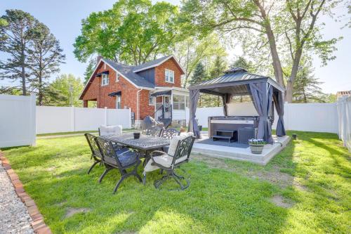 Hot Tub, Grill & Games! Family Getaway in St Louis