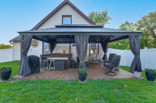. Missouri Wine Country Retreat w/ Hot Tub & BBQ