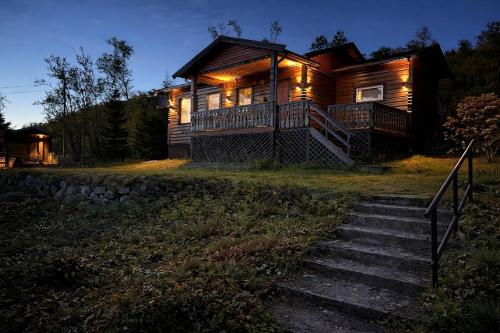 . Cozy cabin with panoramic views of the Tana River