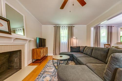 1 Mi to Dtwn Cary: Family Home w/ Spacious Yard in Cary Belváros
