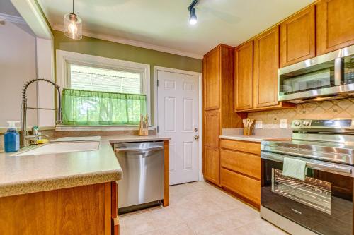 1 Mi to Dtwn Cary: Family Home w/ Spacious Yard in Cary Belváros