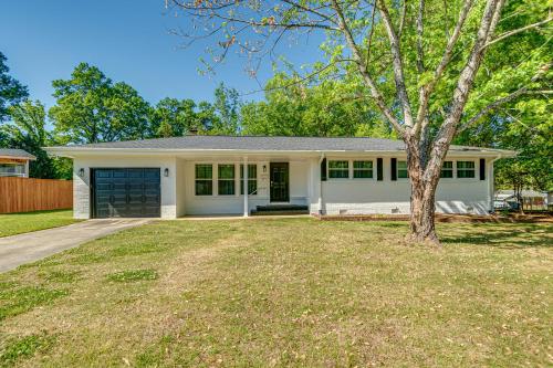 1 Mi to Dtwn Cary: Family Home w/ Spacious Yard in Cary Belváros