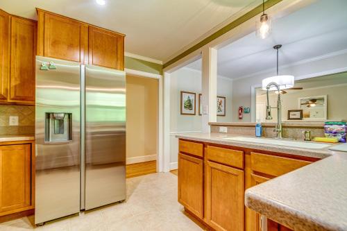 1 Mi to Dtwn Cary: Family Home w/ Spacious Yard in Cary Belváros