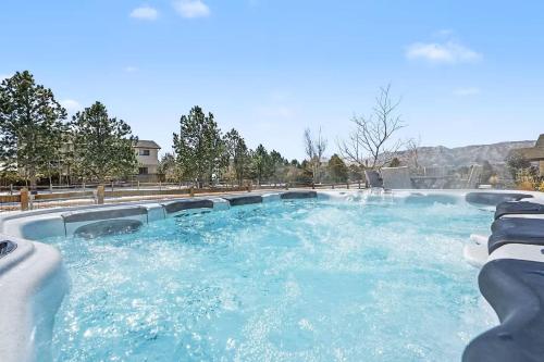Karstais baseins, Hot tub, Sauna, Game Room, Air Force Academy View in Gleneagle (CO)
