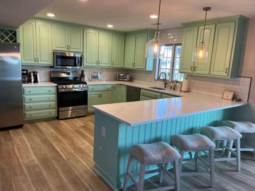 Waterfront Manor Wow Private Dock & Decks in Avalona (NJ)