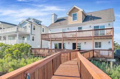 Waterfront Manor Wow Private Dock & Decks in Avalona (NJ)