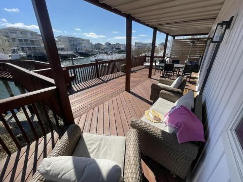 Waterfront Manor Wow Private Dock & Decks in Avalona (NJ)