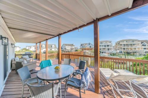 Waterfront Manor Wow Private Dock & Decks in Avalona (NJ)