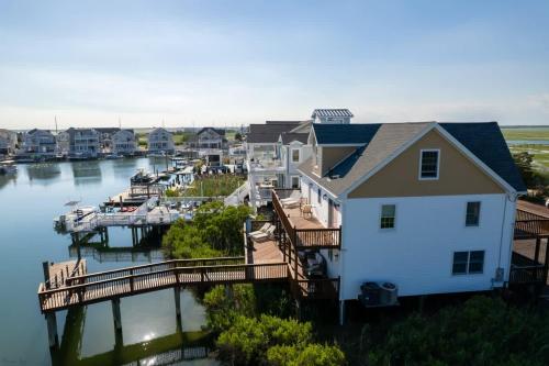 Waterfront Manor Wow Private Dock & Decks in Avalona (NJ)