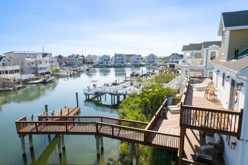 Waterfront Manor Wow Private Dock & Decks in Avalona (NJ)