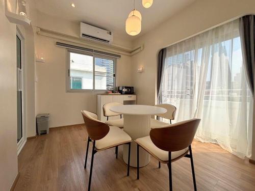 Silom Sky | Mahanakhon View for 2-6 Guests near BTS Chong Nonsi - image 14