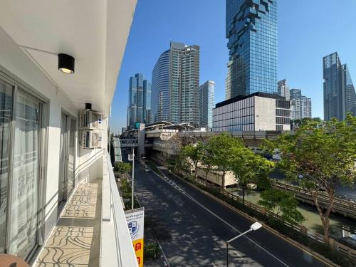 Silom Sky | Mahanakhon View for 2-6 Guests near BTS Chong Nonsi - image 12