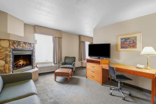 1 king bed, 1 sofa bed