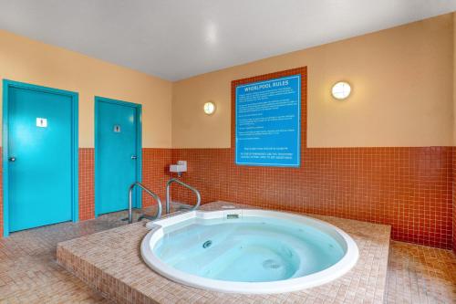 Плувен басейн, Prairie Crest Red Deer by IHG in Red Deer (AB)