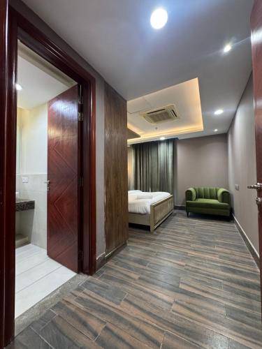 Gold Crest Dha Phase 4 Maison Noir City View 2 Bed Furnished Hotel Apartments Lahore - image 3