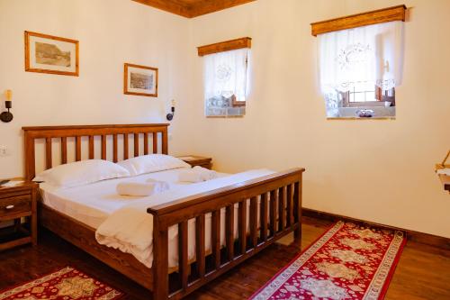 1 double bed, 2 twin beds