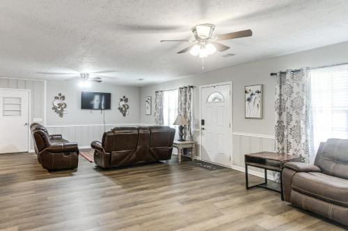 2 Mi to Dtwn Vidalia! Pet-Friendly Retreat w/ Yard in فداليا