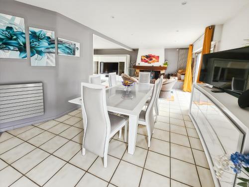 Létesítmények, Maison Spacieuse et Confortable avec Grand Jardin in Tancrou