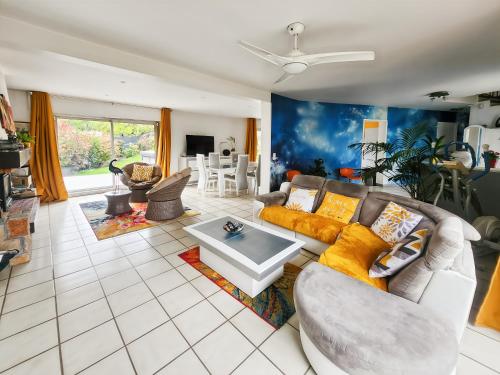 Vendégszoba, Maison Spacieuse et Confortable avec Grand Jardin in Tancrou