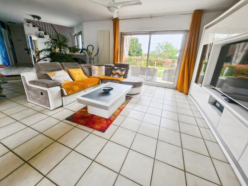 Maison Spacieuse et Confortable avec Grand Jardin in Tancrou
