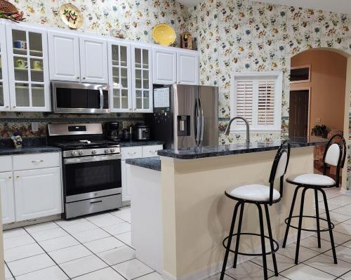 Accessible-Friendly Pool Retreat Extended Stay Welcome in River Hills Masters (FL)