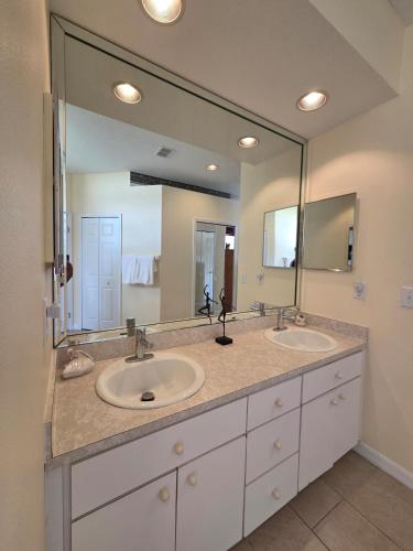 Vannas istaba, Accessible-Friendly Pool Retreat Extended Stay Welcome in River Hills Masters (FL)