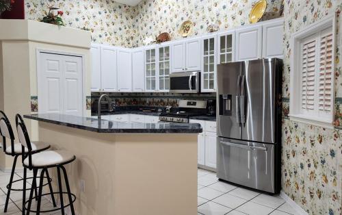 Accessible-Friendly Pool Retreat Extended Stay Welcome in River Hills Masters (FL)