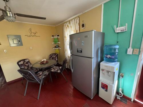 McKay's Hostel Bed & Bath in 伯利兹市