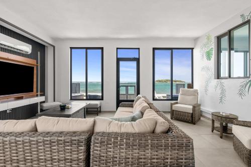 Balandras Beach Stays House 4 Beachfront w Hot Tubs