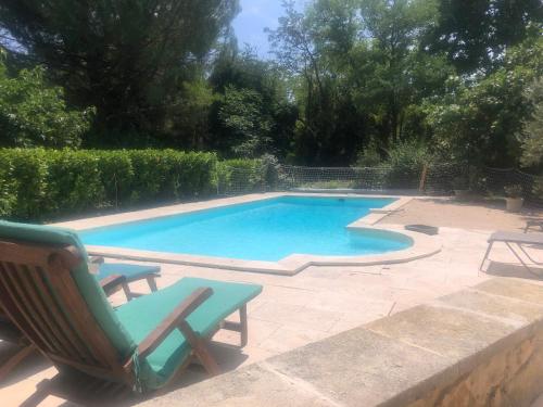 MAISON CHARMANTE AVEC PISCINE DANS UN ECRIN DE VERDURE, proche UZES gîte à louer Foissac