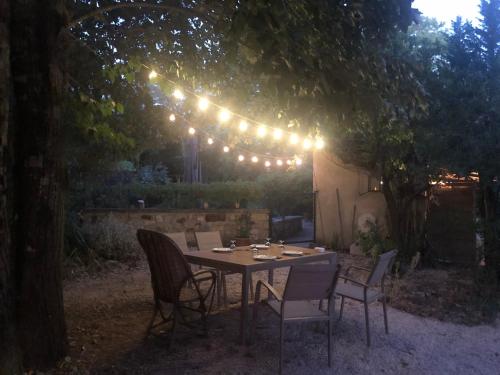 MAISON CHARMANTE AVEC PISCINE DANS UN ECRIN DE VERDURE, proche UZES in Foissac (Languedoc-Roussillon)