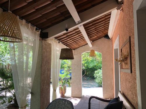 MAISON CHARMANTE AVEC PISCINE DANS UN ECRIN DE VERDURE, proche UZES in Foissac (Languedoc-Roussillon)
