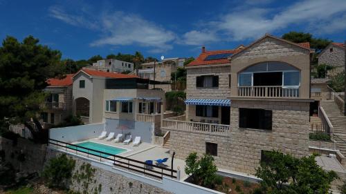Family-friendly apartments with swimming pool Selca, Brac - 22810 – khách sạn tại Selca