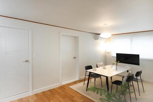 Stay 2929 Large 3 Bedroom for 8 near Hongdae Itaewon DMC 사진 6
