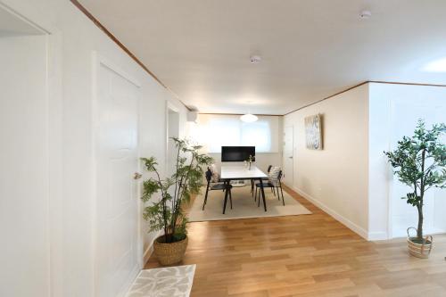 Stay 2929 Large 3 Bedroom for 8 near Hongdae Itaewon DMC