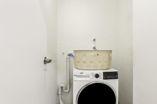 4mins to Darling Hrbr! 1 BD+Park - image 5