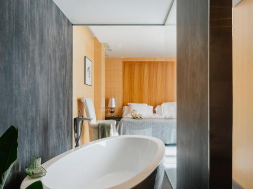 room detail thumbnail 2
