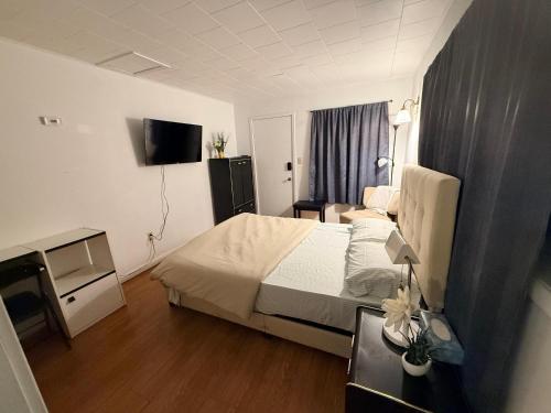 . Cute little private Room with attached bath, Private Entrance, Parking & WIFI