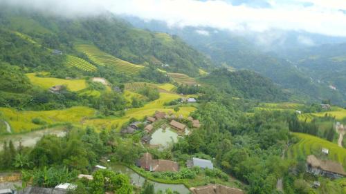 Bậc Thang Vàng Homestay (Bac Thang Vang Homestay) in Nam Pi